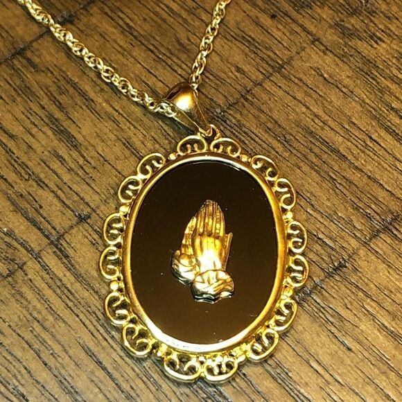Vintage Serenity Prayer Necklace Praying Hands Gold‎ Tone 18” Chain Pendant - Picture 1 of 3